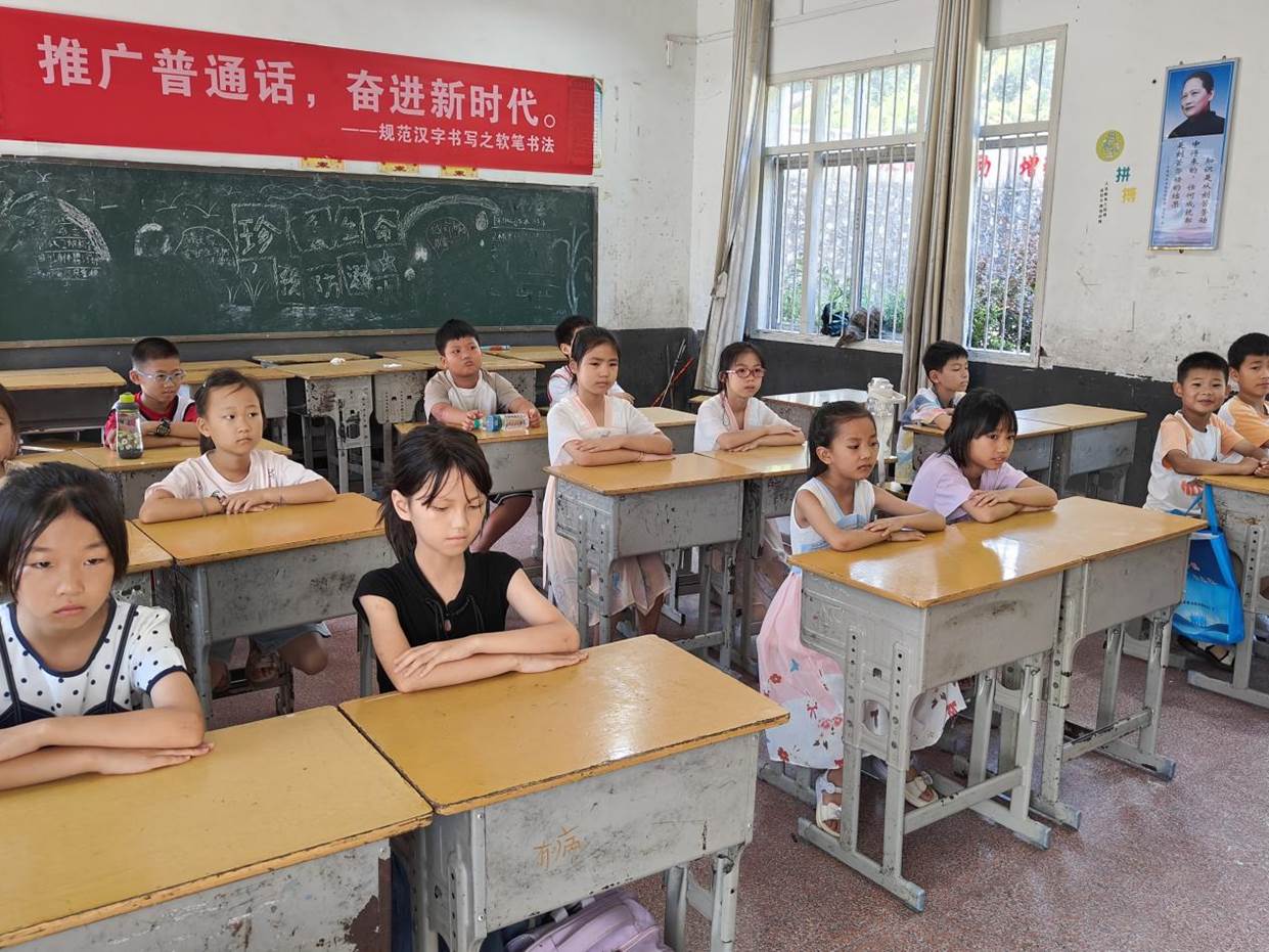 图六(坐姿端正的小朋友们)